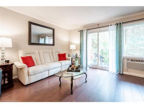 105-6 Niagara Street, Grimsby, ON - Indoor Photo Showing Living Room