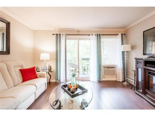 105-6 Niagara Street, Grimsby, ON - Indoor Photo Showing Living Room