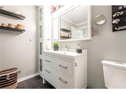 105-6 Niagara Street, Grimsby, ON - Indoor Photo Showing Bathroom