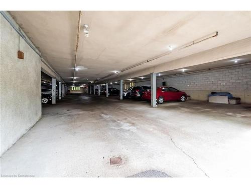 105-6 Niagara Street, Grimsby, ON - Indoor Photo Showing Garage