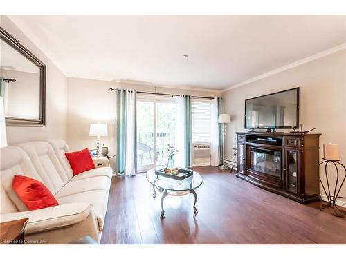 105-6 Niagara Street, Grimsby, ON - Indoor Photo Showing Living Room