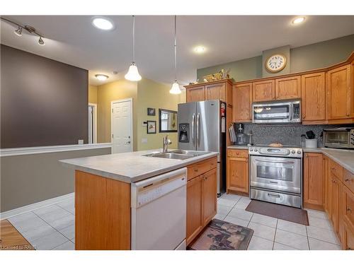 38 Aaron Trail, Welland, ON - Indoor Photo Showing Kitchen With Double Sink