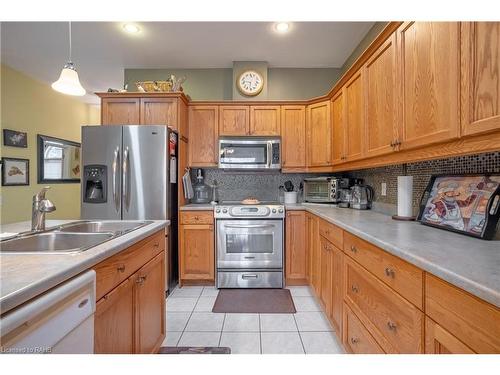 38 Aaron Trail, Welland, ON - Indoor Photo Showing Kitchen With Double Sink