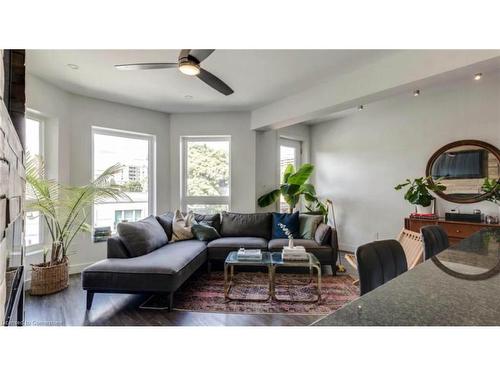 3-12 West Avenue N, Hamilton, ON - Indoor Photo Showing Living Room