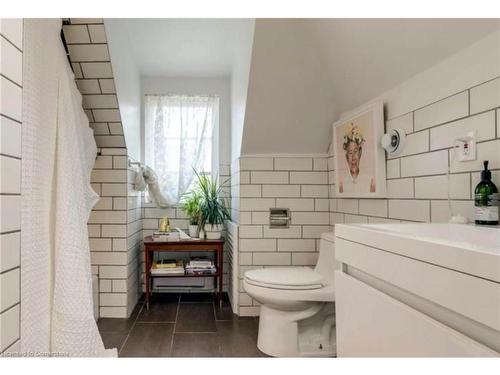 3-12 West Avenue N, Hamilton, ON - Indoor Photo Showing Bathroom