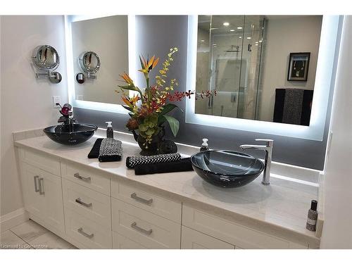 4491 Connell Avenue, Niagara Falls, ON - Indoor Photo Showing Bathroom