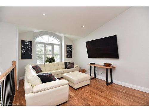 4491 Connell Avenue, Niagara Falls, ON - Indoor Photo Showing Living Room