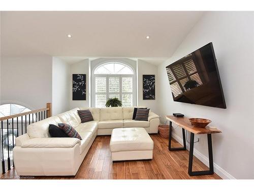 4491 Connell Avenue, Niagara Falls, ON - Indoor Photo Showing Living Room