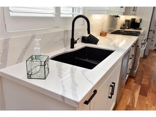 4491 Connell Avenue, Niagara Falls, ON - Indoor Photo Showing Kitchen With Double Sink With Upgraded Kitchen