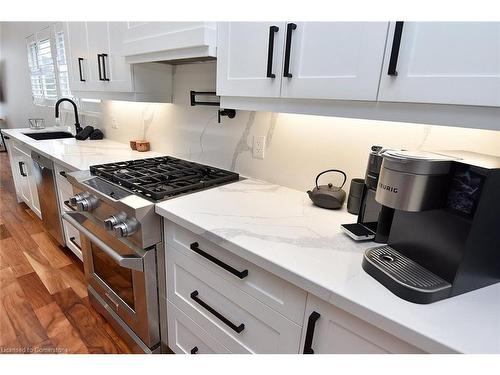 4491 Connell Avenue, Niagara Falls, ON - Indoor Photo Showing Kitchen With Upgraded Kitchen