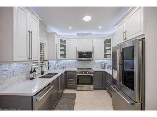 3246 Sharp Road, Burlington, ON - Indoor Photo Showing Kitchen With Double Sink With Upgraded Kitchen