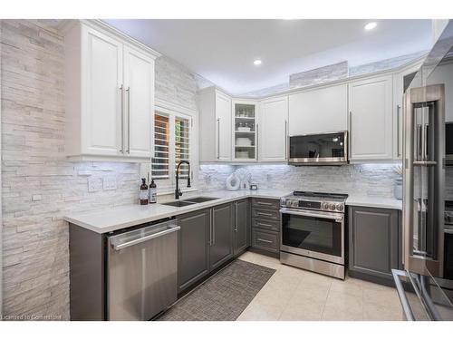 3246 Sharp Road, Burlington, ON - Indoor Photo Showing Kitchen With Double Sink With Upgraded Kitchen