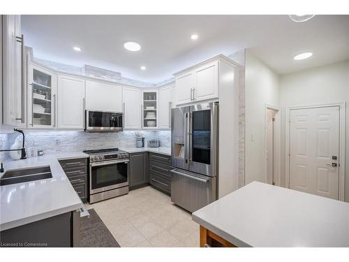 3246 Sharp Road, Burlington, ON - Indoor Photo Showing Kitchen With Double Sink With Upgraded Kitchen