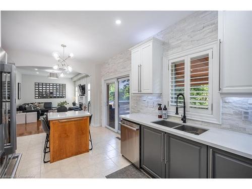 3246 Sharp Road, Burlington, ON - Indoor Photo Showing Kitchen With Double Sink With Upgraded Kitchen