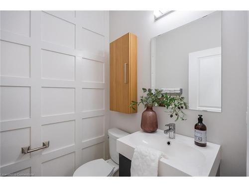 3246 Sharp Road, Burlington, ON - Indoor Photo Showing Bathroom