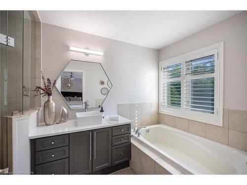 3246 Sharp Road, Burlington, ON - Indoor Photo Showing Bathroom