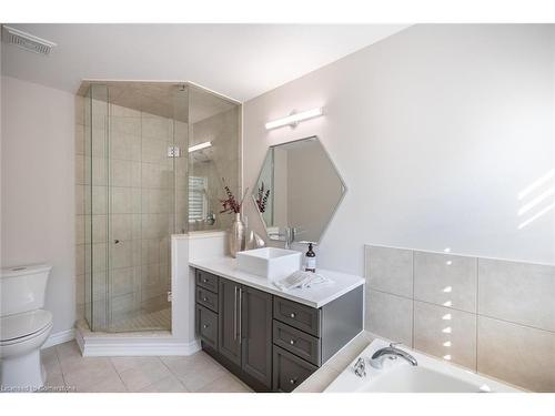 3246 Sharp Road, Burlington, ON - Indoor Photo Showing Bathroom