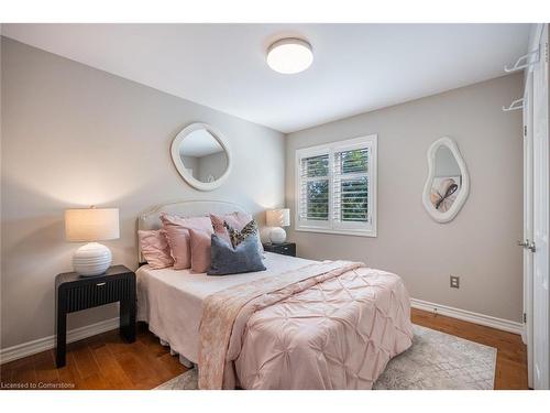 3246 Sharp Road, Burlington, ON - Indoor Photo Showing Bedroom