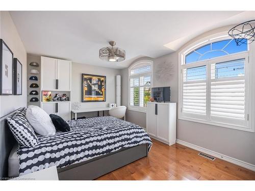 3246 Sharp Road, Burlington, ON - Indoor Photo Showing Bedroom