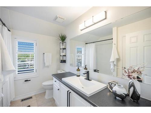 3246 Sharp Road, Burlington, ON - Indoor Photo Showing Bathroom