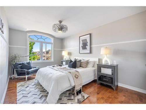 3246 Sharp Road, Burlington, ON - Indoor Photo Showing Bedroom