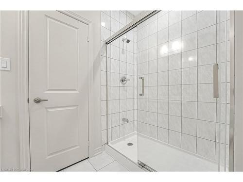 19 Lidstone Street, Cambridge, ON - Indoor Photo Showing Bathroom