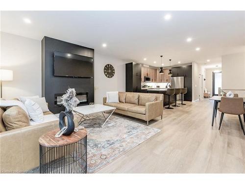 22-300 Richmond Street, Thorold, ON - Indoor Photo Showing Living Room