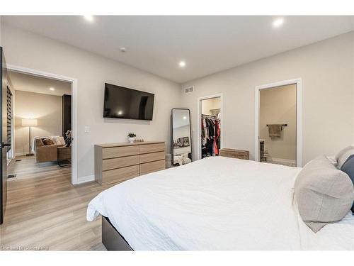 22-300 Richmond Street, Thorold, ON - Indoor Photo Showing Bedroom