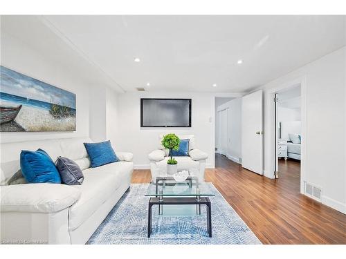 24 Thorndale Street N, Hamilton, ON - Indoor Photo Showing Living Room