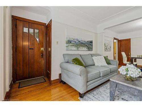 24 Thorndale Street N, Hamilton, ON - Indoor Photo Showing Living Room