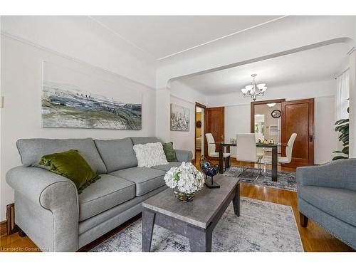 24 Thorndale Street N, Hamilton, ON - Indoor Photo Showing Living Room