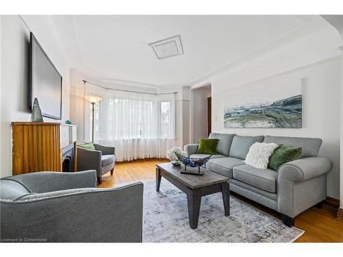 24 Thorndale Street N, Hamilton, ON - Indoor Photo Showing Living Room