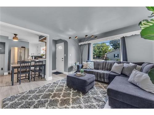 832 Pine Street, Dunnville, ON - Indoor Photo Showing Living Room