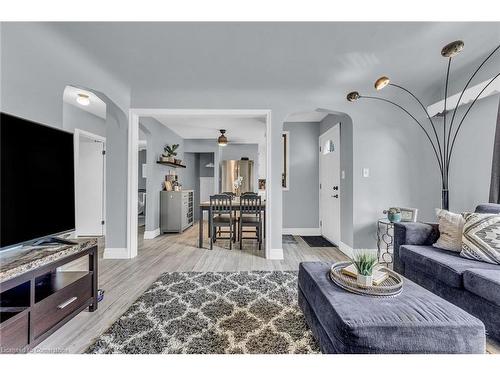 832 Pine Street, Dunnville, ON - Indoor Photo Showing Living Room