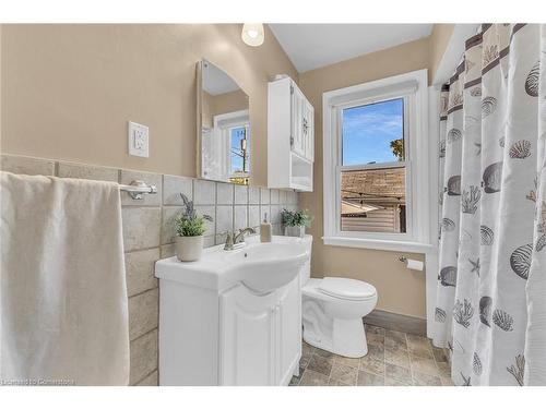 832 Pine Street, Dunnville, ON - Indoor Photo Showing Bathroom