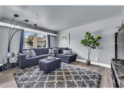 832 Pine Street, Dunnville, ON - Indoor Photo Showing Living Room