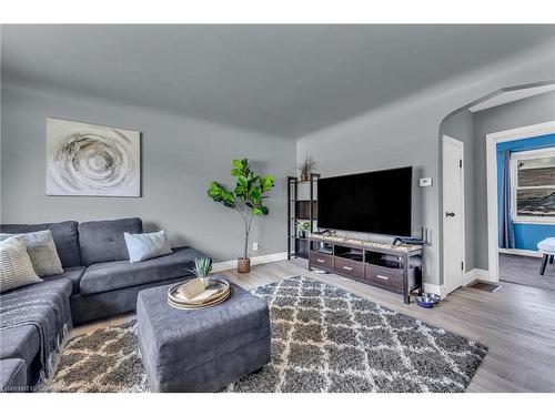 832 Pine Street, Dunnville, ON - Indoor Photo Showing Living Room