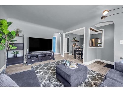 832 Pine Street, Dunnville, ON - Indoor Photo Showing Living Room