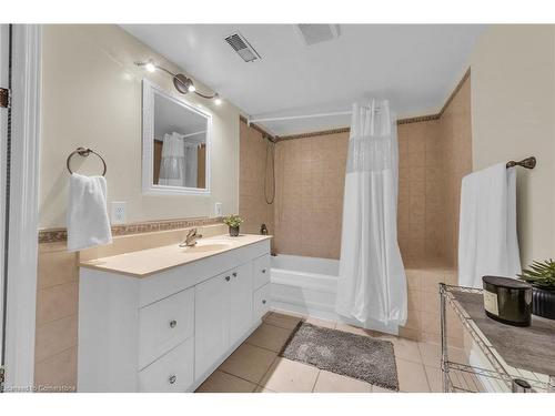 558 Ontario Street, St. Catharines, ON - Indoor Photo Showing Bathroom