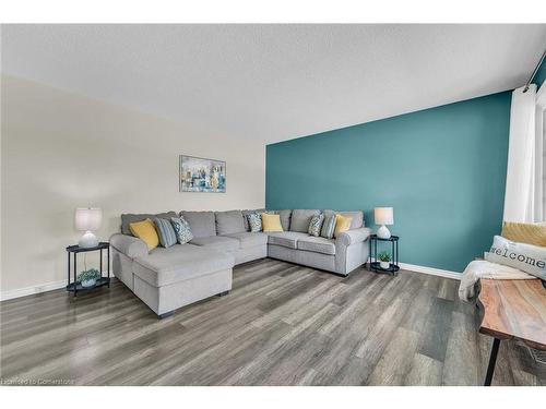 558 Ontario Street, St. Catharines, ON - Indoor Photo Showing Living Room