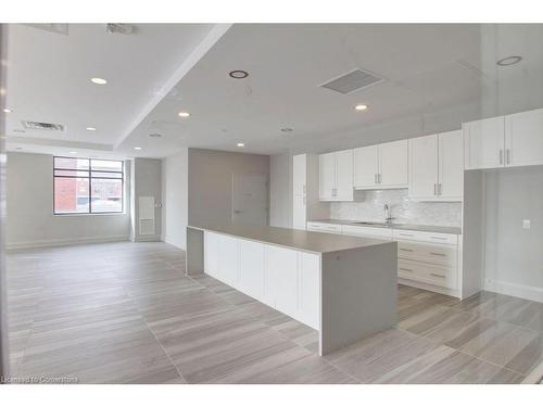 320-150 Oak Park Boulevard, Oakville, ON - Indoor Photo Showing Kitchen