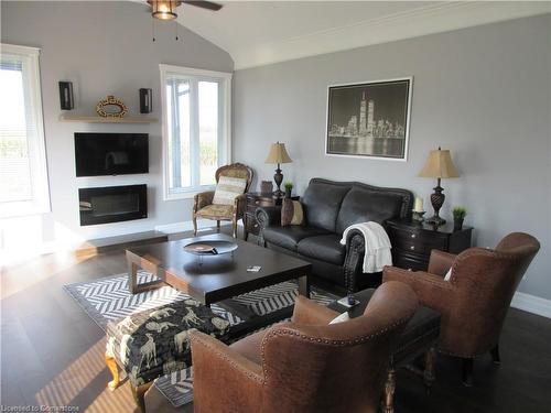 1163 Kohler Road, Cayuga, ON - Indoor Photo Showing Living Room