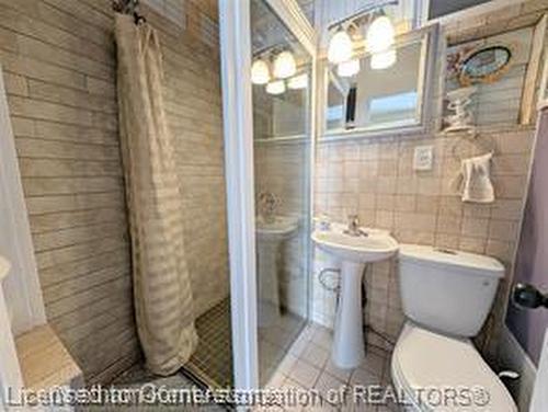 55 Grant Street, Chatham, ON - Indoor Photo Showing Bathroom