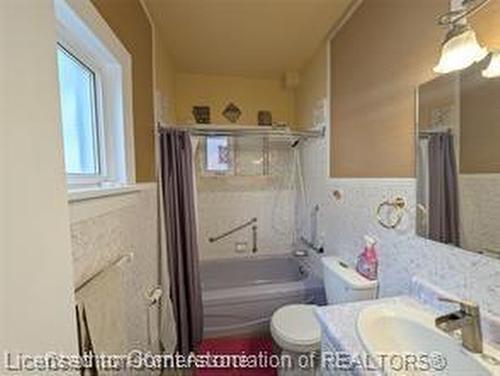 55 Grant Street, Chatham, ON - Indoor Photo Showing Bathroom