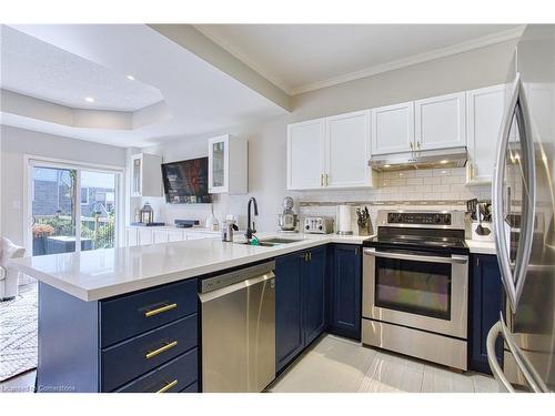 94 Benziger Lane, Stoney Creek, ON - Indoor Photo Showing Kitchen