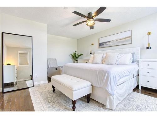 94 Benziger Lane, Stoney Creek, ON - Indoor Photo Showing Bedroom