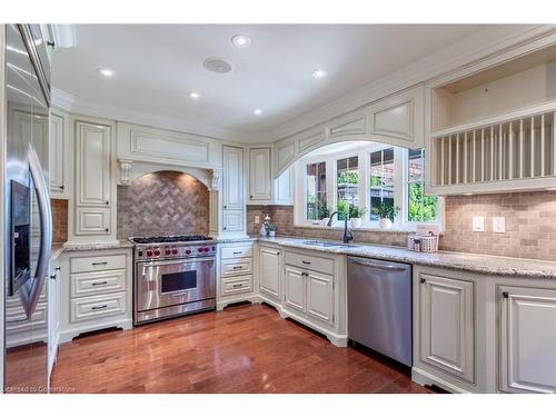 2185 Meadowland Drive, Oakville, ON - Indoor Photo Showing Kitchen With Upgraded Kitchen