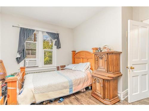 74 Kenilworth Avenue S, Hamilton, ON - Indoor Photo Showing Bedroom