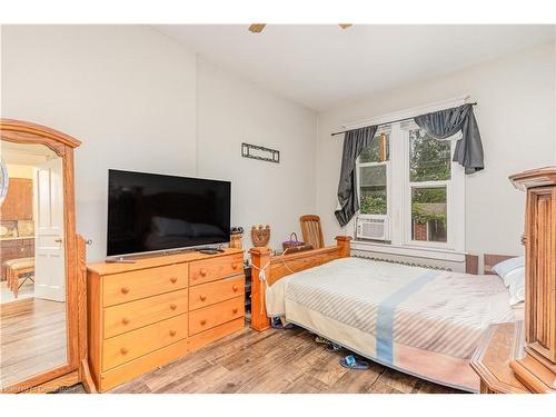 74 Kenilworth Avenue S, Hamilton, ON - Indoor Photo Showing Bedroom