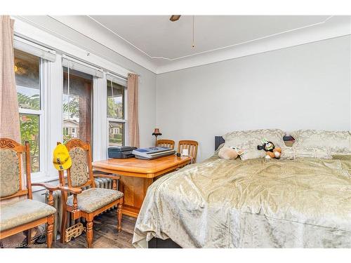 74 Kenilworth Avenue S, Hamilton, ON - Indoor Photo Showing Bedroom